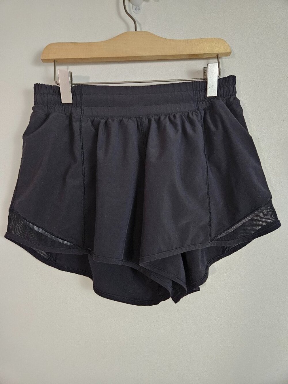 Lululemon Women's Hotty Hot Short 6 Black 4" Athletic Active Running Gym